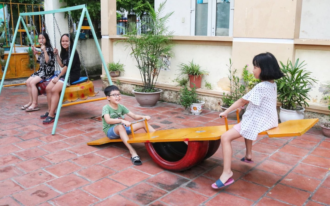 Tái chế đồ phế thải làm khu vui chơi miễn phí cho trẻ em