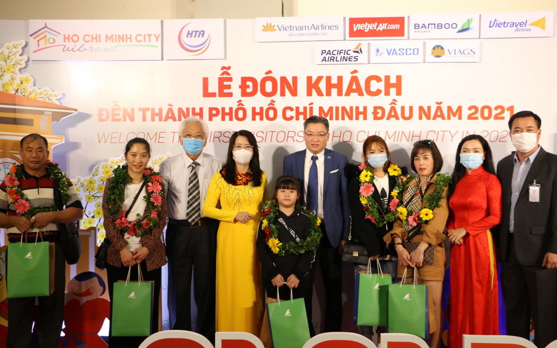 Đoàn khách “xông đất” TPHCM năm 2021 được tặng vé máy bay khứ hồi