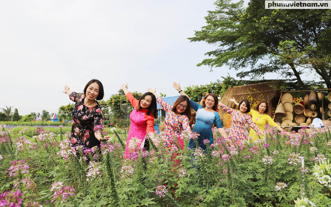 Nghỉ Tết dương lịch 2021: Người Sài Gòn đua nhau check in cánh đồng hoa Hóc Môn