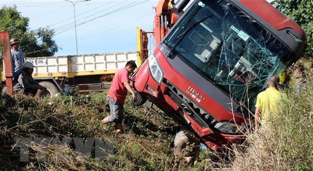 Xe giường nằm lật trên cao tốc đi Đà Lạt, hành khách thoát nạn