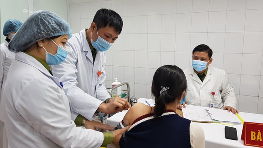 3 nữ tình nguyện viên bắt đầu tiêm vaccine Nanocovax liều cao nhất