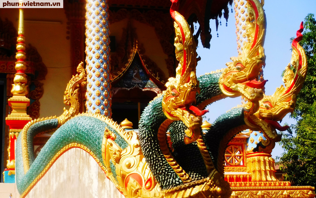 Độc đáo những bức tượng rắn trong chùa ở Viêng Chăn