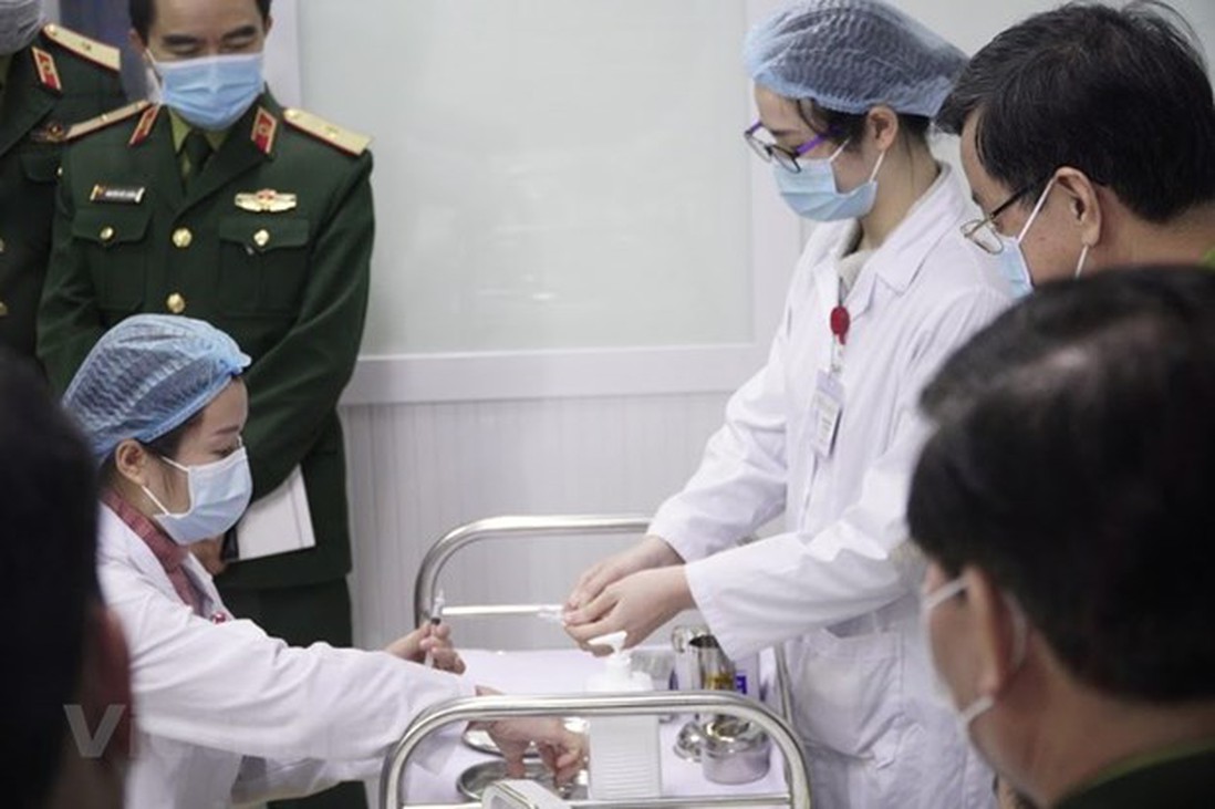 Việt Nam bắt đầu tiêm mũi 2 vaccine Covid-19 liều 25mcg cho 3 người