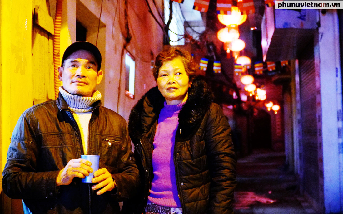 Hàng trăm đèn lồng đỏ mang không khí Tết đến sớm với con ngõ nhỏ ở Hà Nội