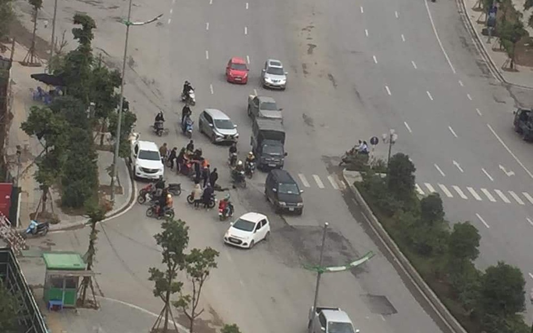Cần xóa “điểm đen” tai nạn giao thông trước cổng chung cư Hateco Xuân Phương