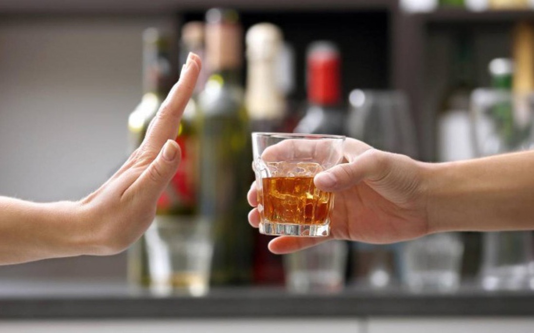 Nhận biết dấu hiệu dị ứng bia rượu để không "ham vui" trong bữa tiệc cuối năm