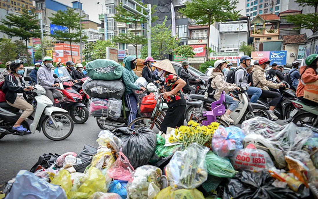 Chủ tịch UBND TP Hà Nội yêu cầu thanh tra việc rác thải ùn ứ ở quận Nam Từ Liêm