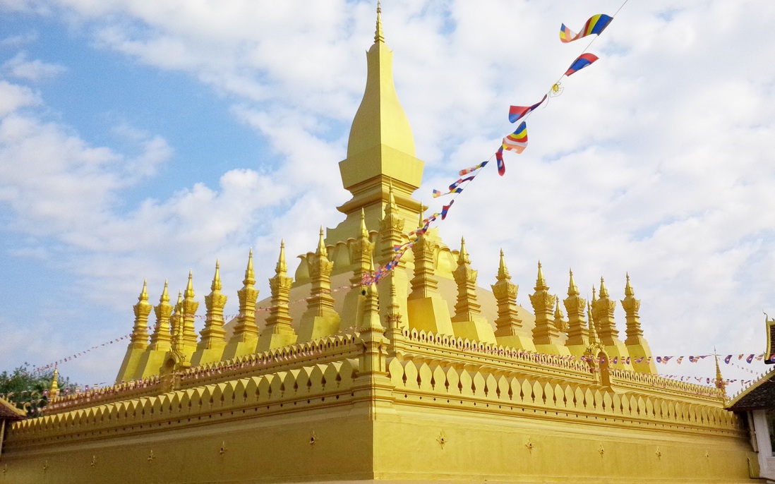 Chiêm ngưỡng ngôi tháp vàng lớn nhất của Lào, gần 500 tuổi tráng lệ giữa đất trời