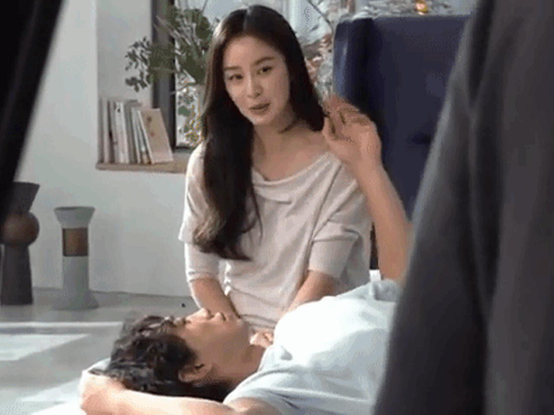 Lần đầu thấy Bi Rain thoải mái đụng chạm Kim Tae Hee, thân mật, tình như ở nhà