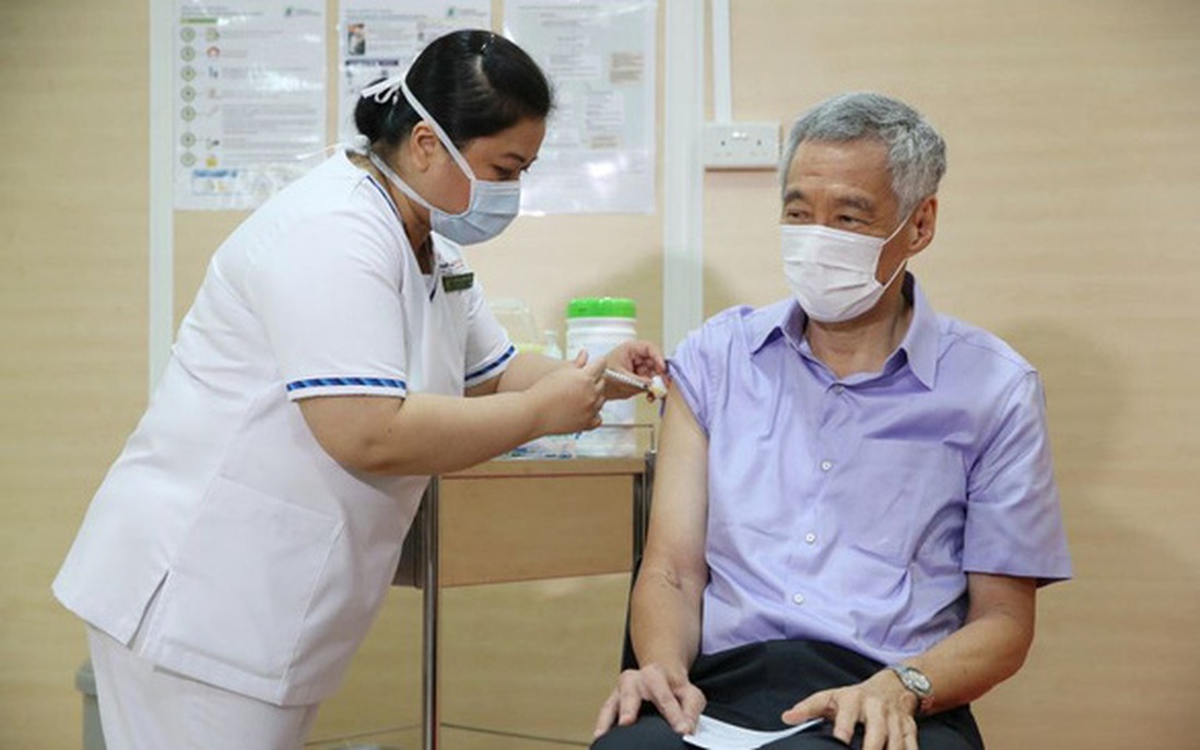 Thủ tướng Singapore tiêm vaccine ngừa Covid-19 và kêu gọi người dân đi tiêm chủng