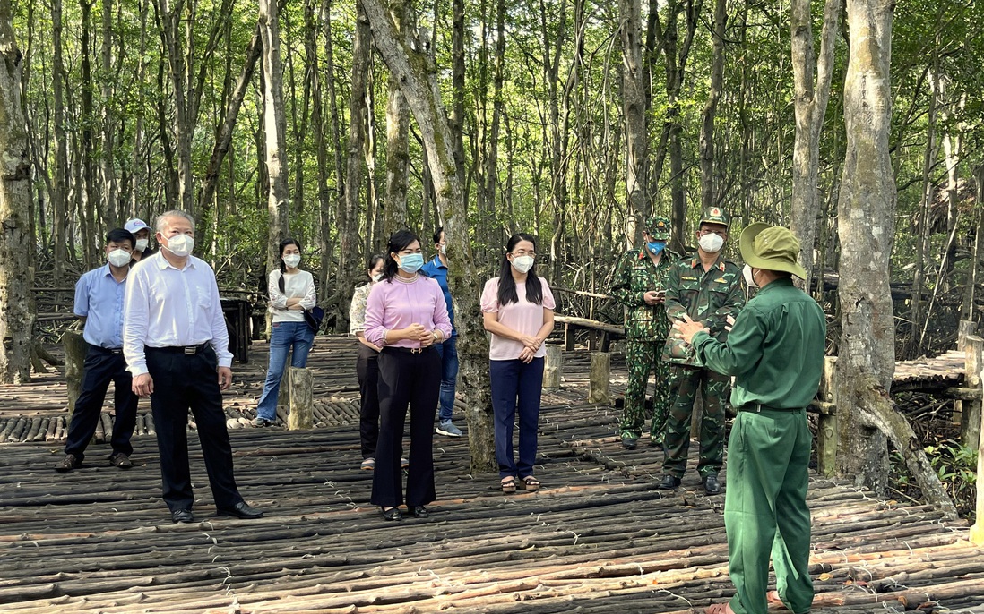 Cần Giờ đón khách du lịch ngay ngày đầu thành phố "mở cửa"