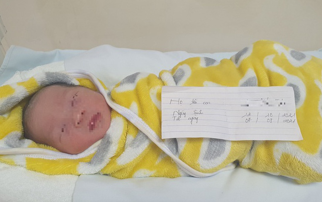 Trẻ sơ sinh nặng 2,7kg bị mẹ bỏ rơi, chỉ để lại tờ giấy ghi tên và ngày sinh