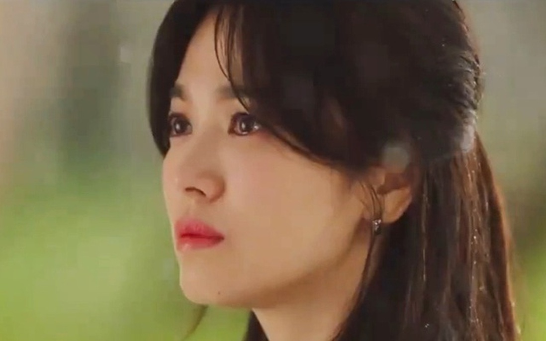 Song Hye Kyo sững sờ gặp lại "tình cũ" kém 11 tuổi