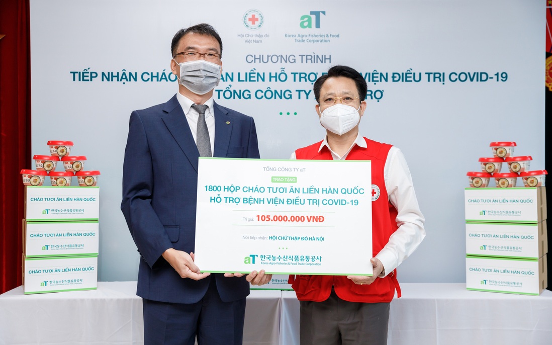 Hàn Quốc trao tặng 1.800 phần quà cho bệnh nhân Covid-19 tại Hà Nội