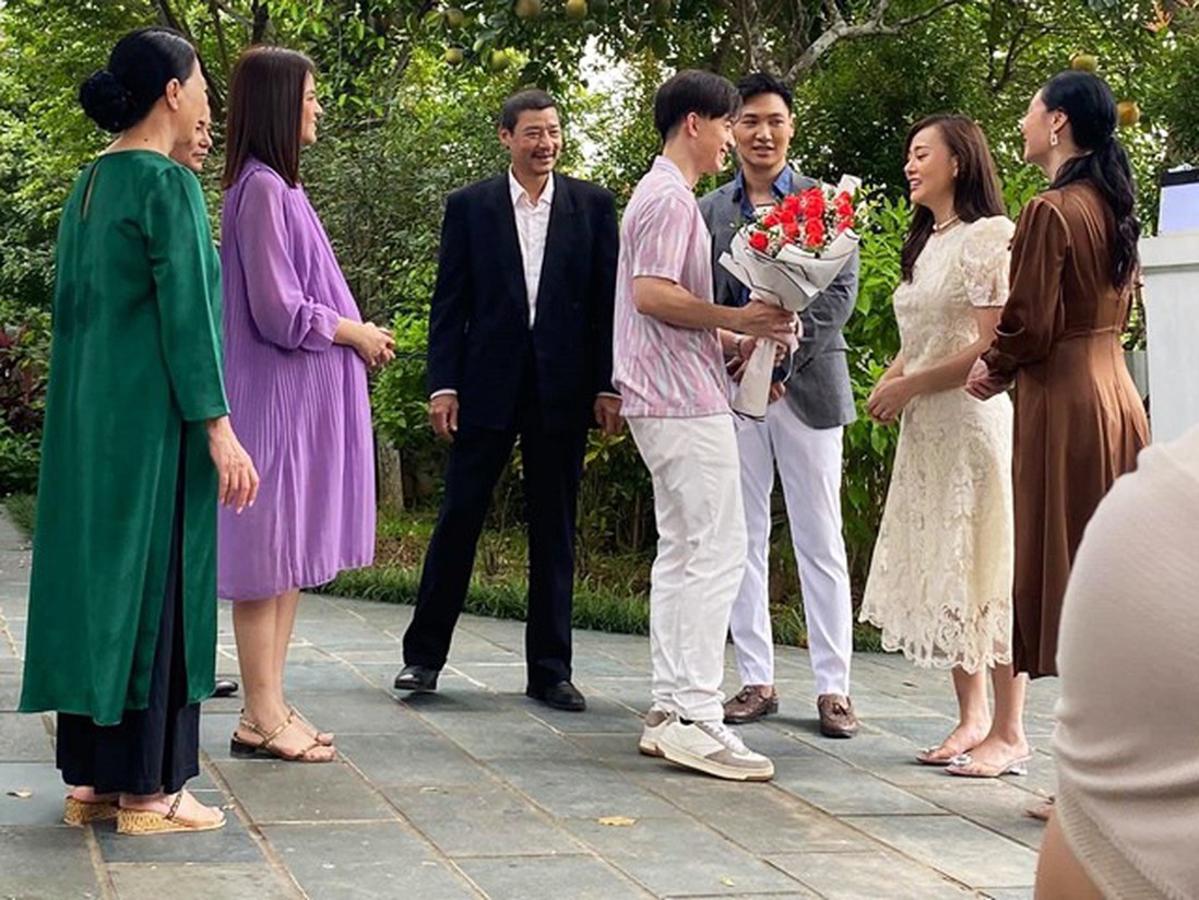 Kết thúc Hương Vị Tình Thân: Khánh Thy cùng chồng rạng rỡ mang hoa đón Nam trở về
