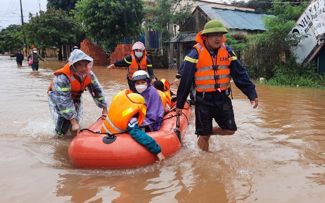 Giải cứu hàng trăm học sinh ở Quảng Trị bị nước lũ bủa vây