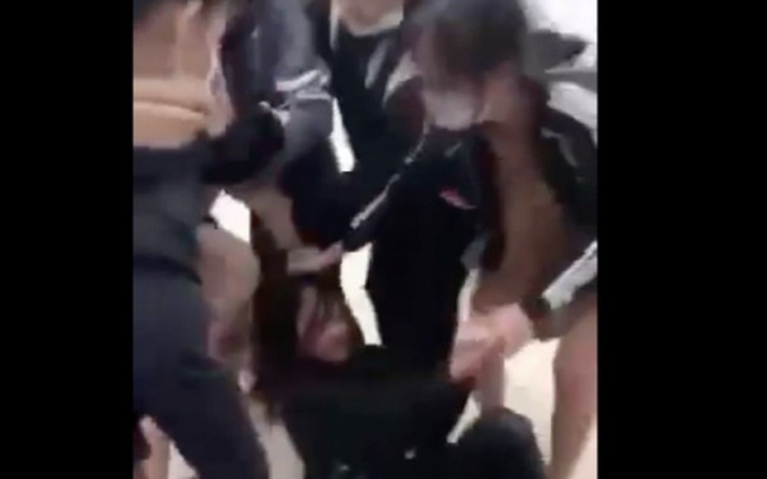 Xôn xao clip nữ sinh bị nhóm bạn liên tiếp giật tóc, tát, đạp vào mặt tàn bạo