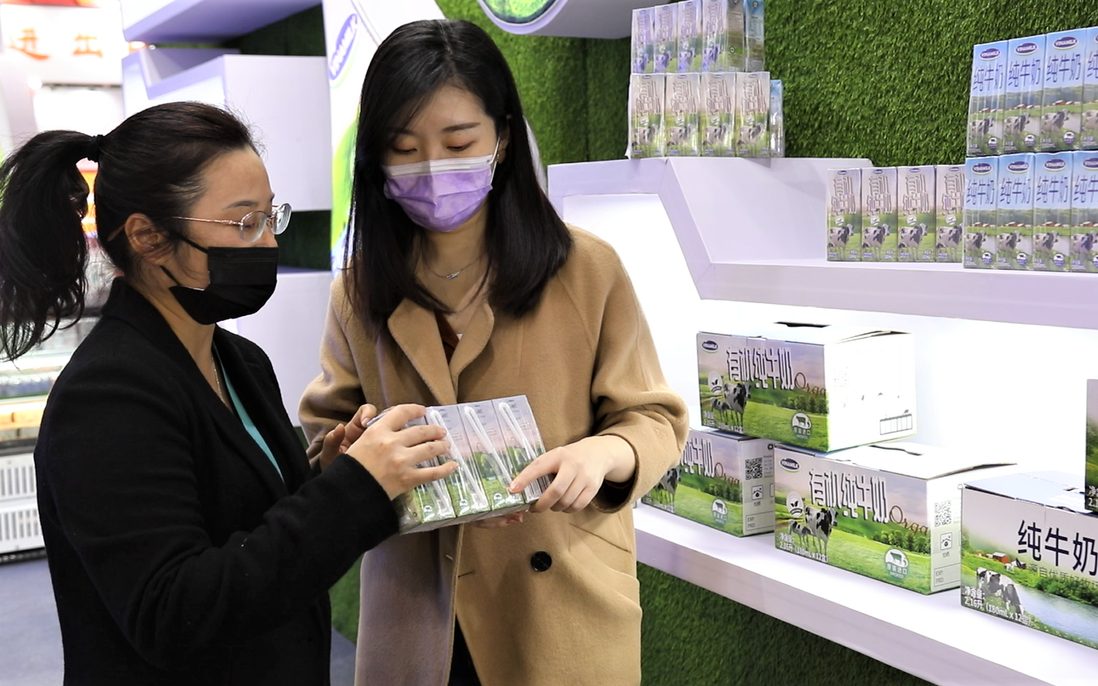 Vinamilk ra mắt sữa tươi organic "tiêu chuẩn kép" trong triển lãm quốc tế hàng đầu tại Thượng Hải