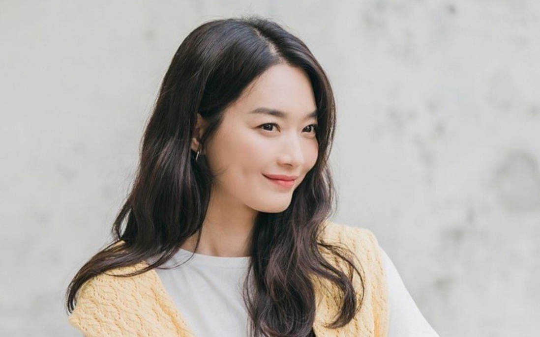 Shin Min Ah lên phim mặc nhàng nhàng, "xả vai" liền thách thức mốt diện xuyên thấu