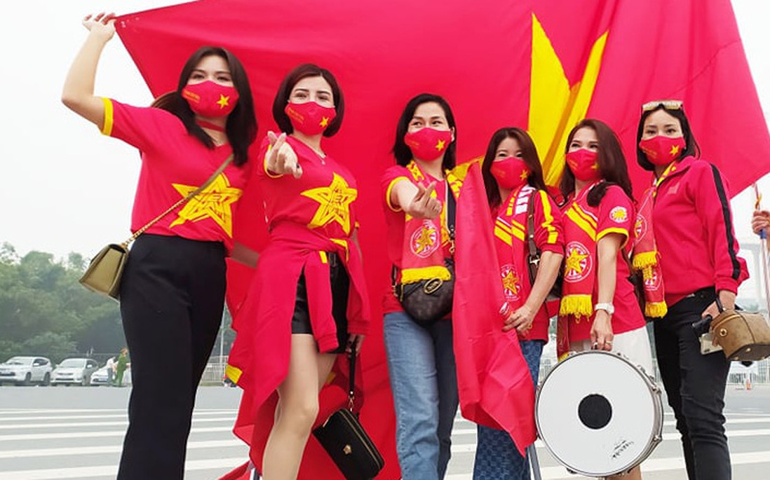 Cổ động viên nữ "tiếp lửa" cho đội tuyển Việt Nam đấu với Ả Rập Xê Út