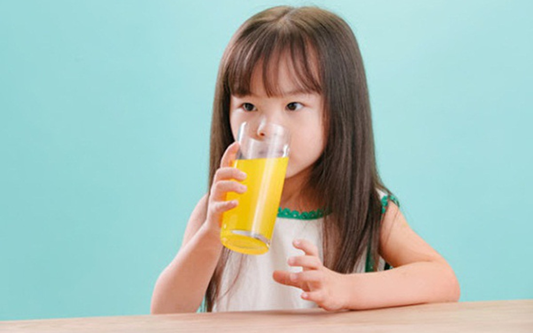 Có nên cho con ăn cam hoặc uống nước cam mỗi ngày không?