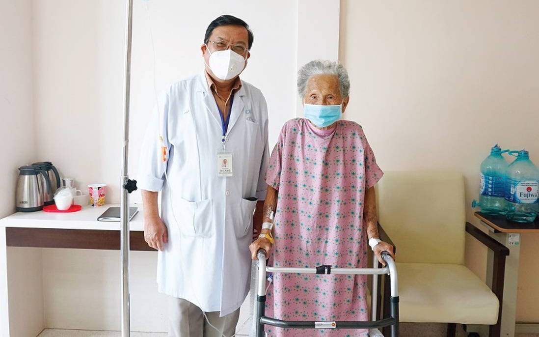 Phẫu thuật thay khớp háng nhân tạo thành công cho cụ bà 93 tuổi