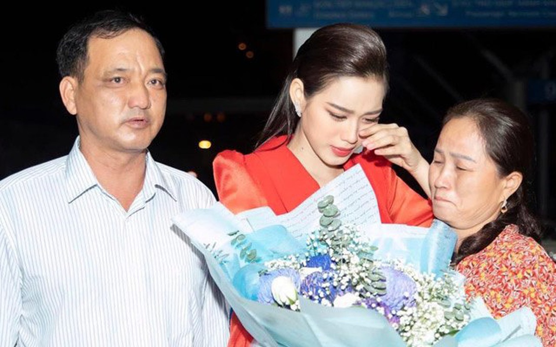 Hoa hậu Đỗ Hà bật khóc khi xa ba mẹ trong ngày lên đường "chinh chiến" tại Miss World 