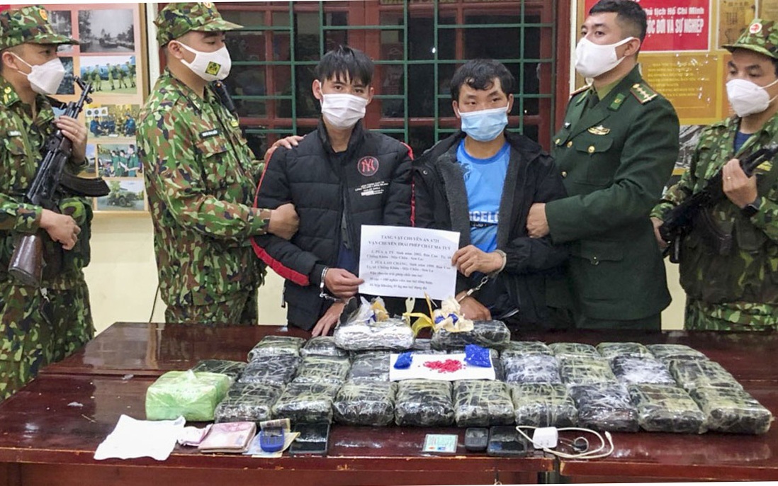 2 thanh niên bị bắt giữ khi đang vận chuyển 180 nghìn viên ma túy tổng hợp