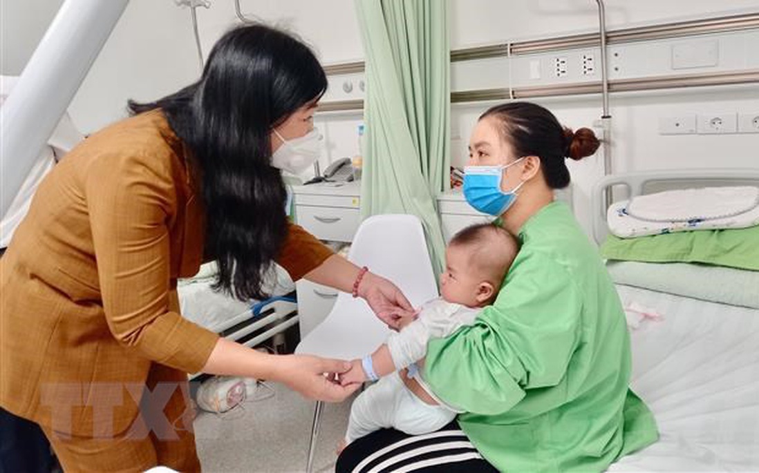 Lãnh đạo Hà Nội thăm, động viên gia đình 18 cháu bé bị tiêm nhầm vaccine ngừa Covid-19