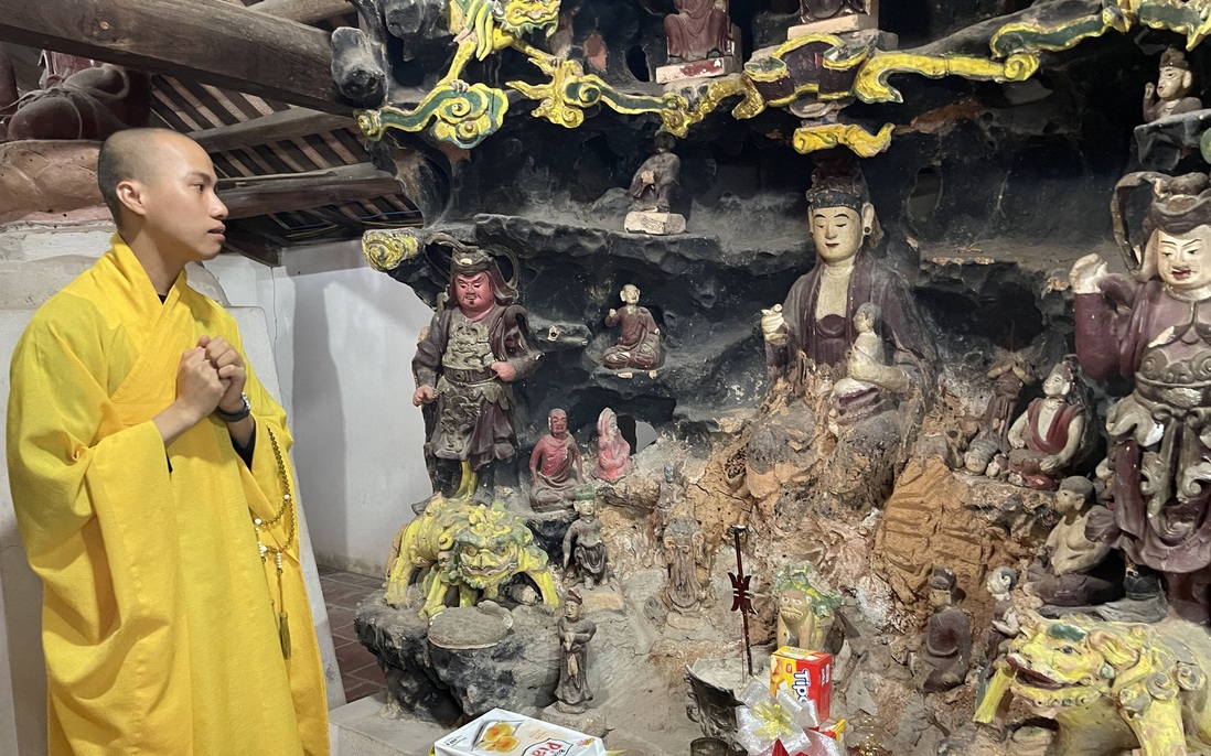 Chùa hơn 300 tuổi xuống cấp: Tượng Phật rụng tay, khoác áo mưa, bị bao vây bởi tổ mối 