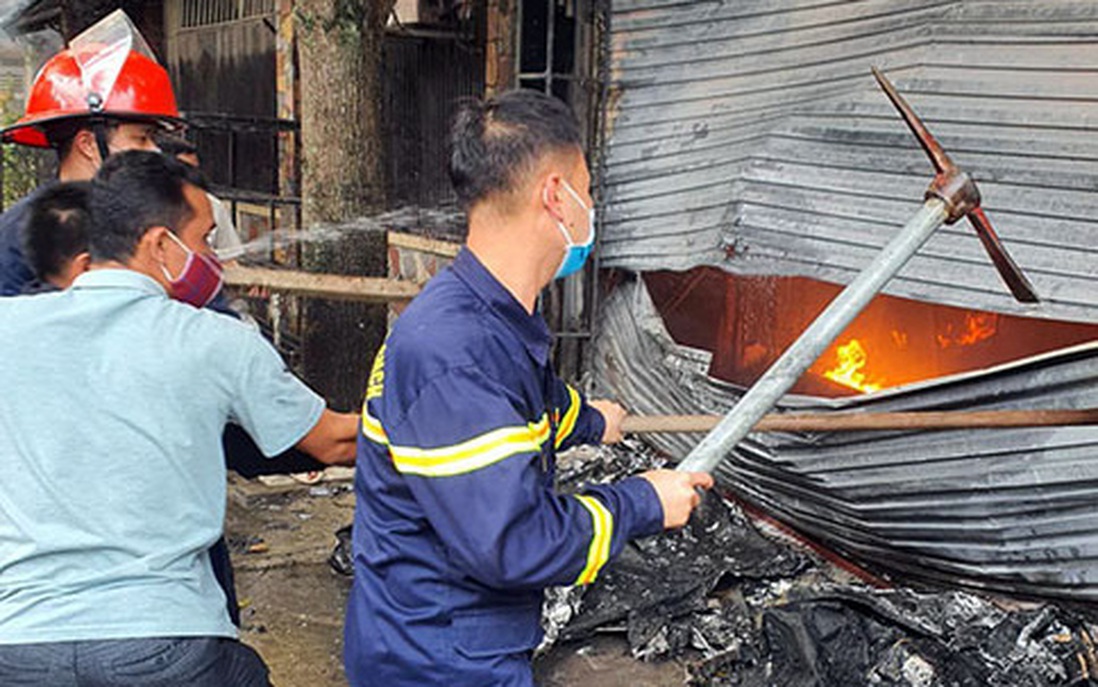 Giải cứu 2 người bị mắc kẹt trong ngôi nhà đang bốc cháy tại TP Vinh