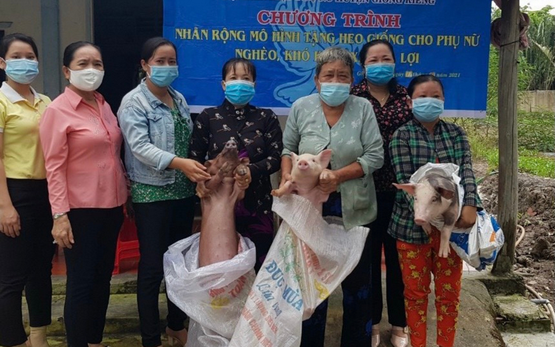 Kiên Giang: Trao heo giống, giúp phụ nữ nghèo vượt qua khó khăn bởi dịch Covid-19