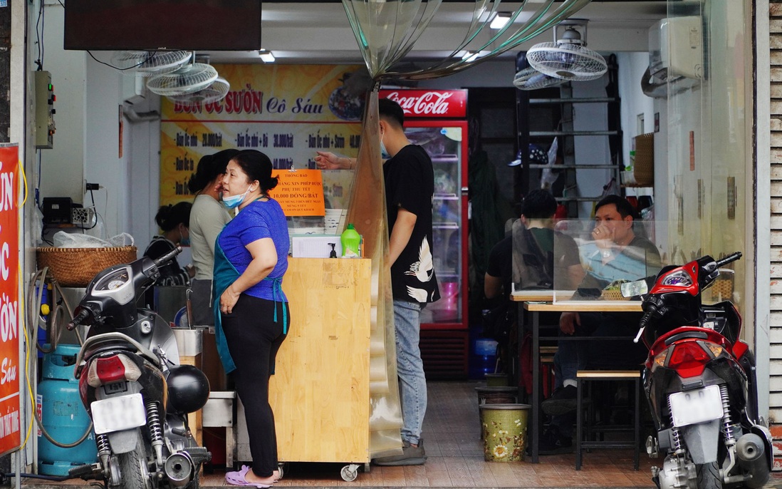 Nhiều quán ăn, tiệm cà phê tại Hà Nội vẫn bán hàng trong ngày 16/2