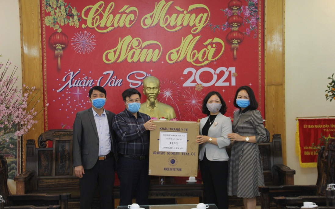 Hội LHPN tỉnh Bắc Giang trao tặng 5 nghìn khẩu trang y tế