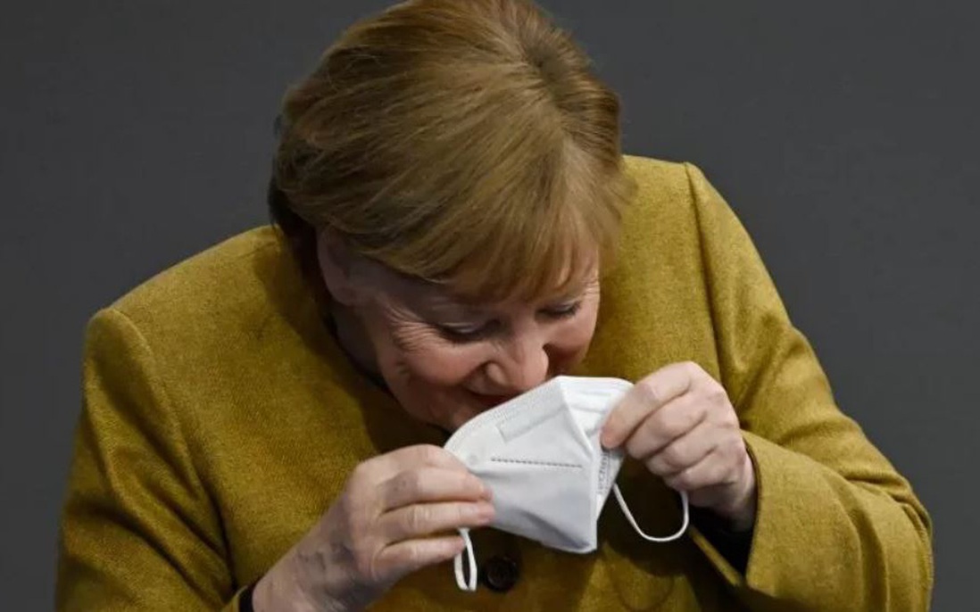 Thủ tướng Đức Merkel hoảng hốt vì quên đeo khẩu trang