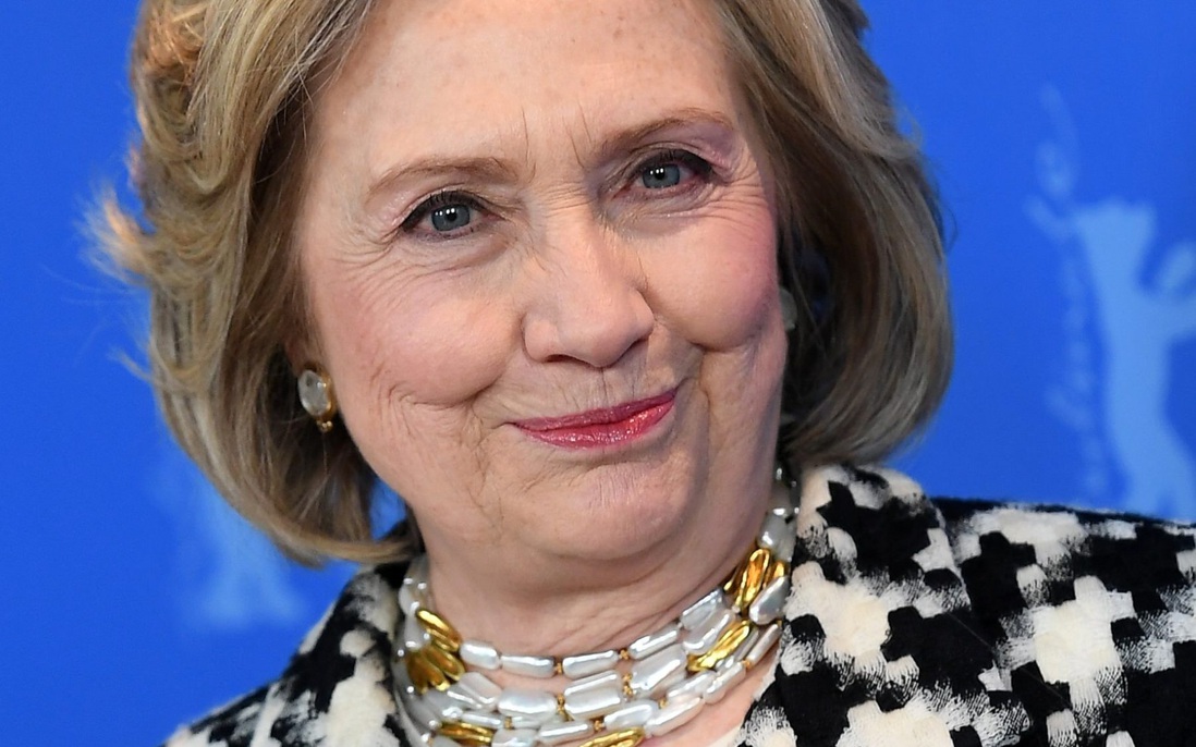 Bà Hillary Clinton rẽ hướng sang viết tiểu thuyết thần bí