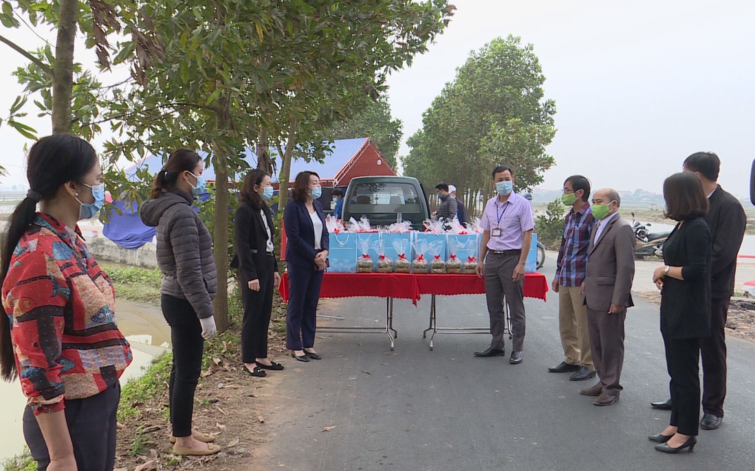 Hội LHPN tỉnh Bắc Ninh tặng quà Tết cho hộ dân thực hiện cách ly phòng, chống Covid-19
