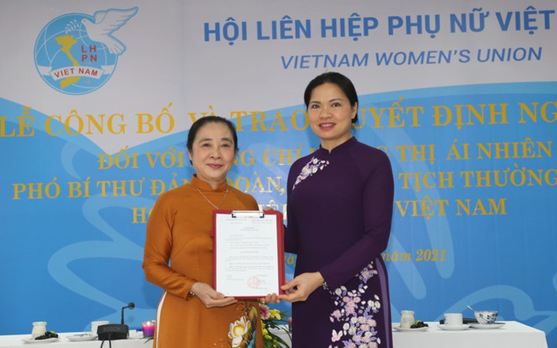 Trao quyết định nghỉ hưu của Ban Bí thư cho Phó Chủ tịch thường trực Hội LHPN Việt Nam
