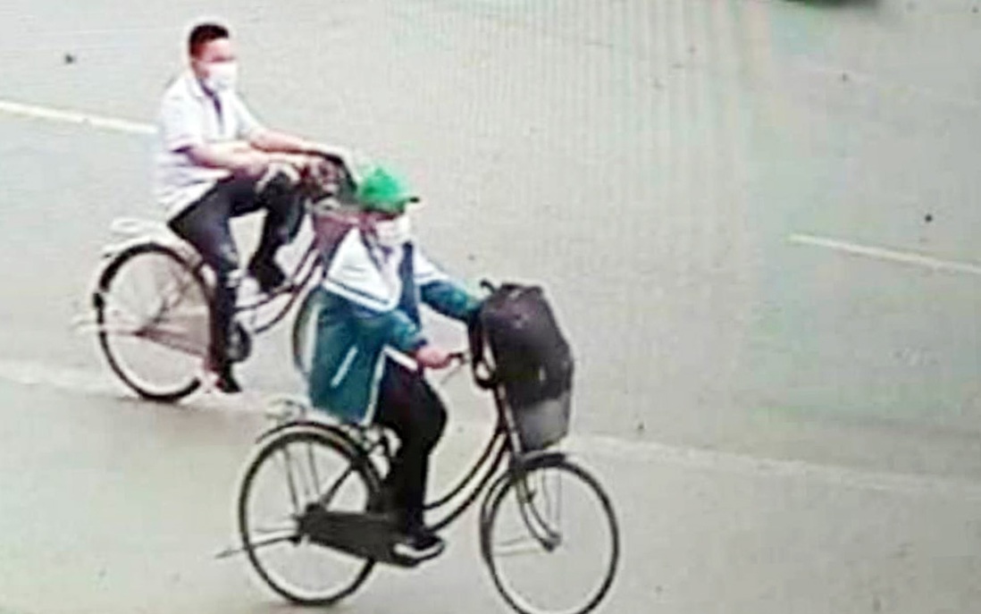 Cậu bé 11 tuổi đạp xe 140km vào Thanh Hóa: "Lúc chia tay, 2 bà cháu ôm nhau khóc, thương quá!"