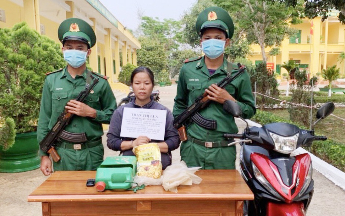 Kon Tum: Tạm giữ người phụ nữ vận chuyển 1kg ma túy tổng hợp