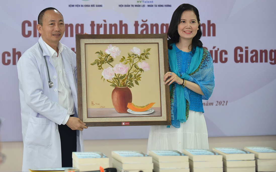 Mạng xã hội Phật giáo trao tặng 50 bức tranh cho BV Đa khoa Đức Giang