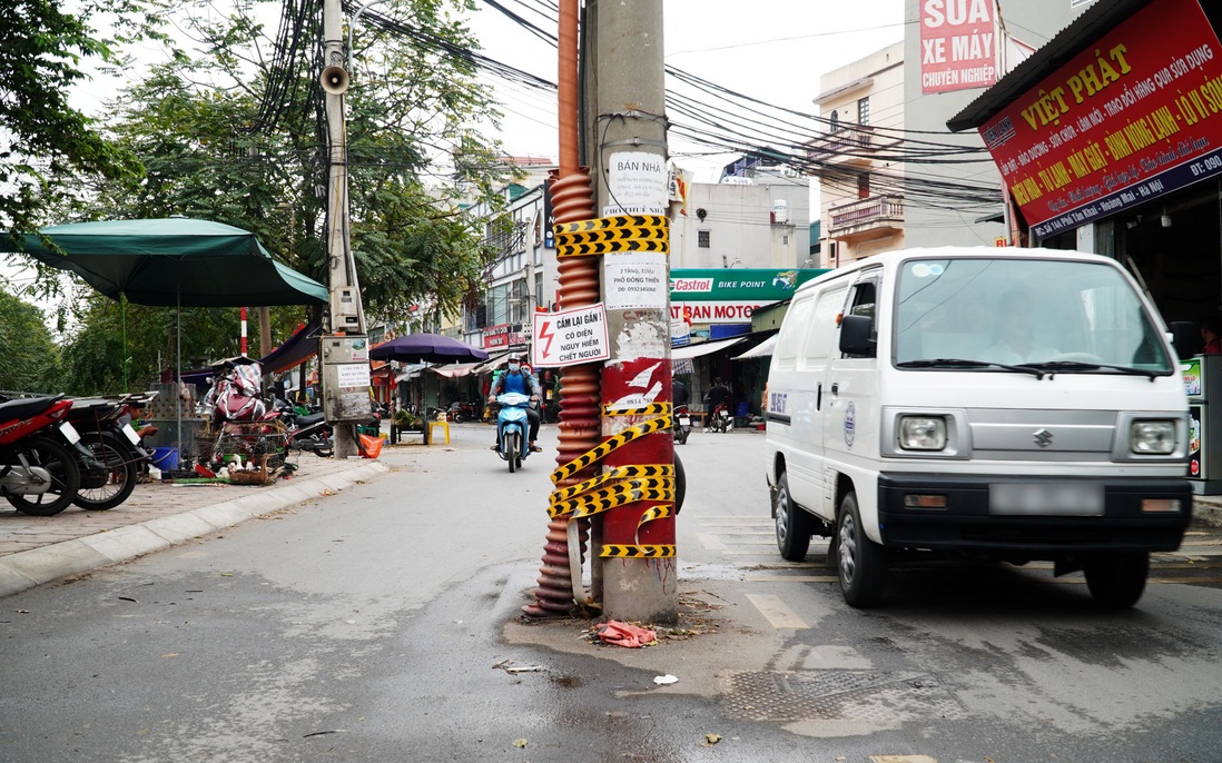 Cột điện cao thế “chình ình” giữa ngõ ở Hà Nội, cản trở hoạt động đi lại của người dân