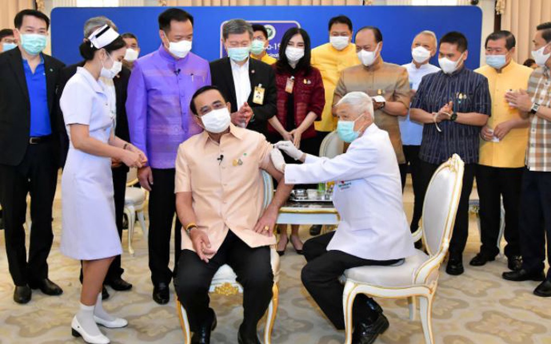 Thủ tướng Thái Lan tiêm vaccine ngừa Covid-19