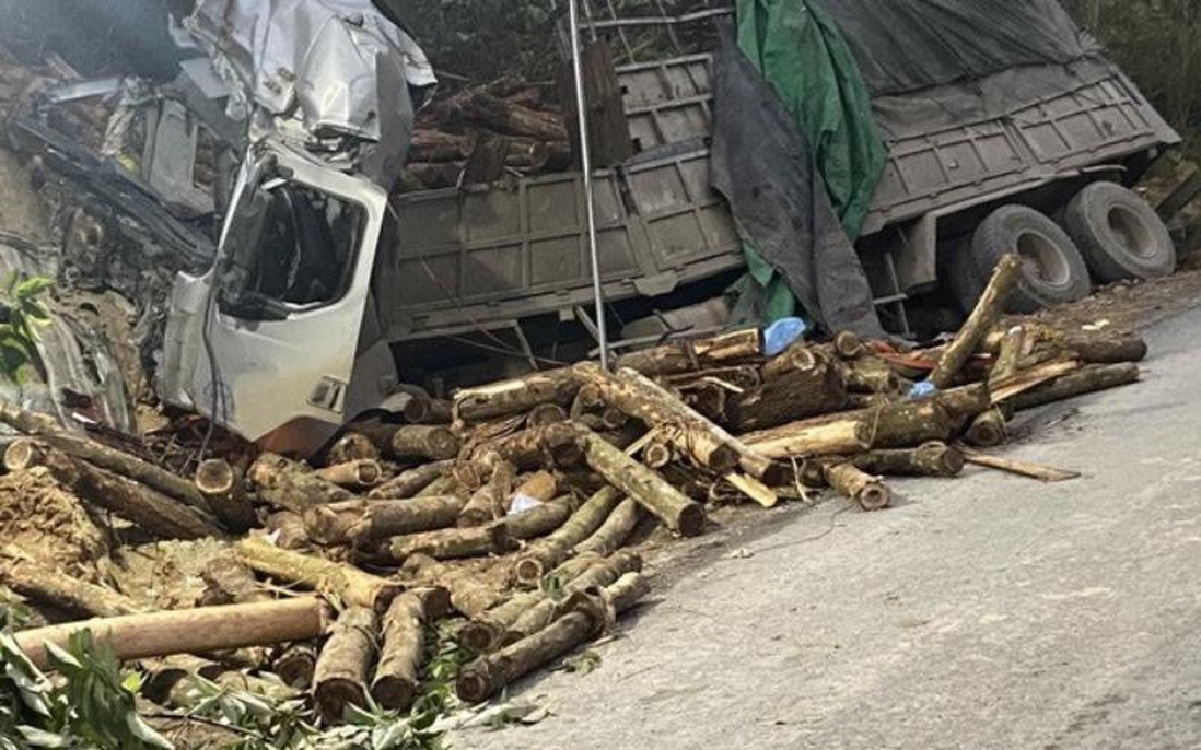 Thanh Hóa: 4 phụ nữ tử vong trong vụ xe tải chở gỗ keo bị lật 
