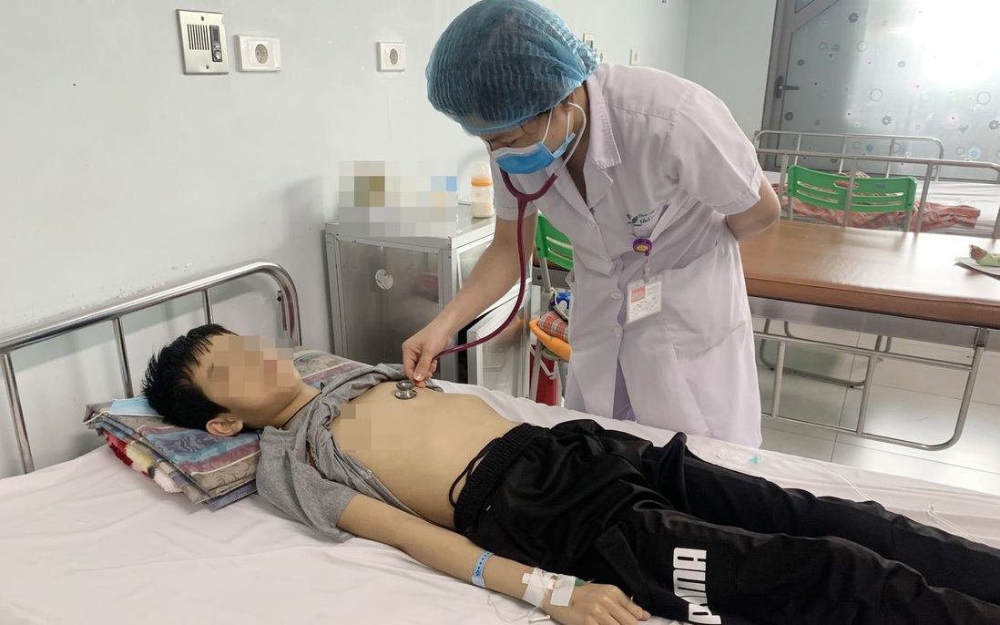 Bé 12 tuổi ở Cao Bằng bị bệnh hiếm gặp, 50.000 trẻ mới có 1 người mắc