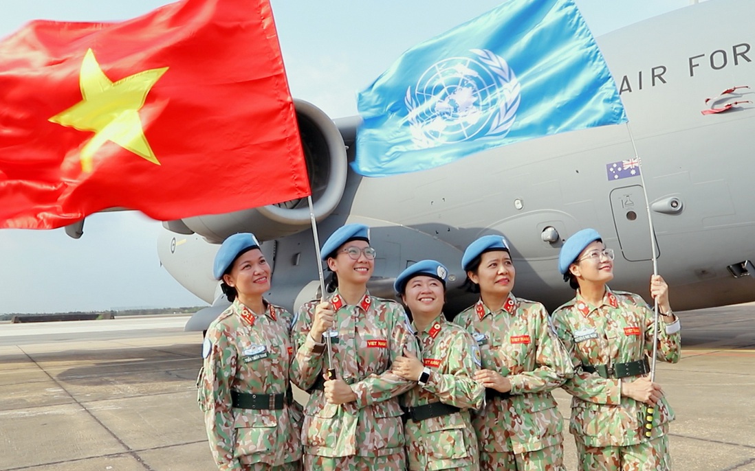 5 nữ chiến sĩ mũ nồi xanh lên đường làm nhiệm vụ