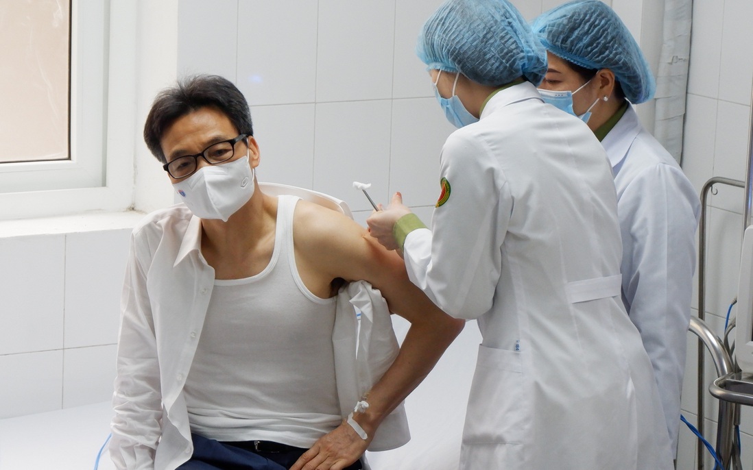 Phó Thủ tướng Vũ Đức Đam tiêm thử nghiệm vaccine Nanocovax "made in Vietnam"