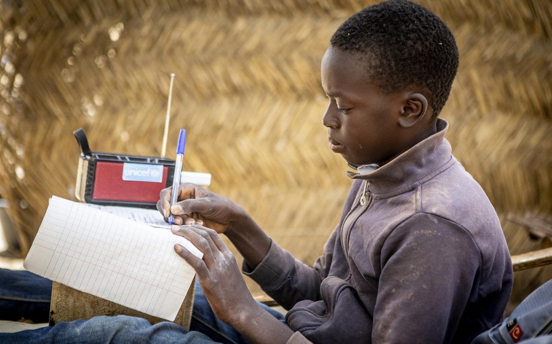 Radio bằng năng lượng mặt trời thắp sáng tri thức cho trẻ em Mali 