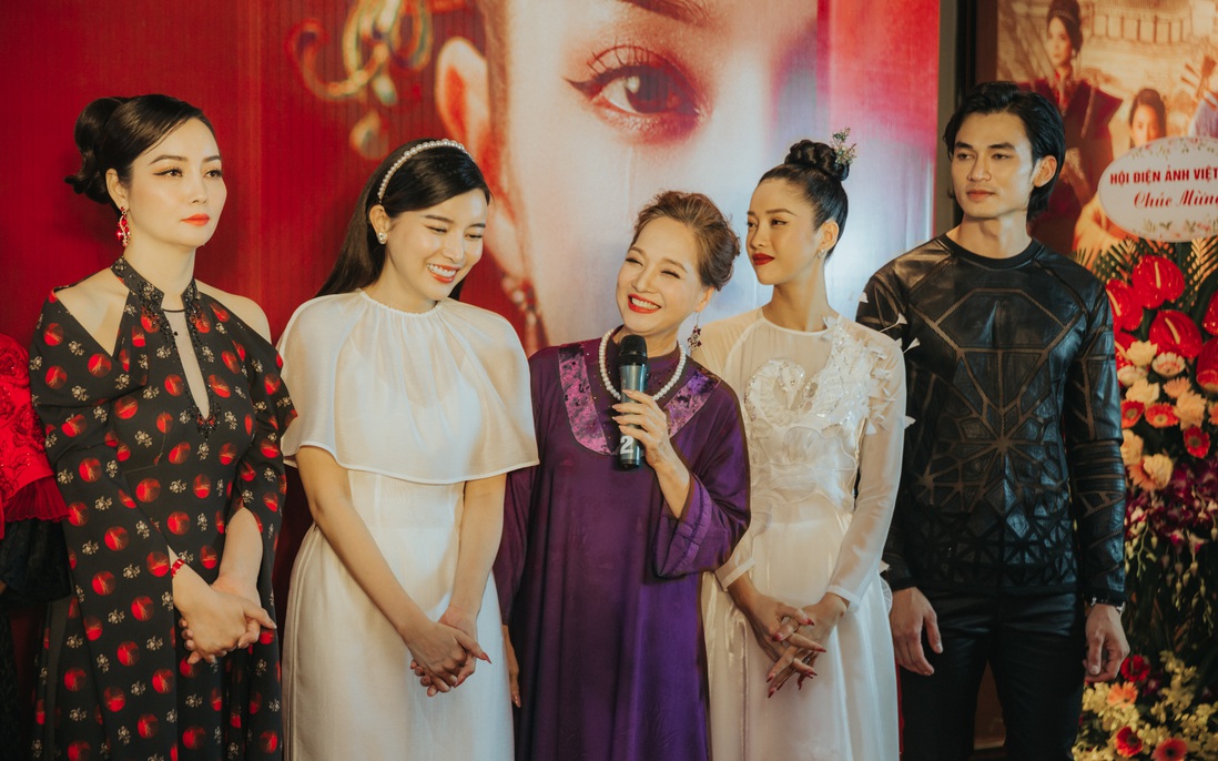 Áo dài Đỗ Trịnh Hoài Nam lộng lẫy cùng ê kíp phim “Kiều”