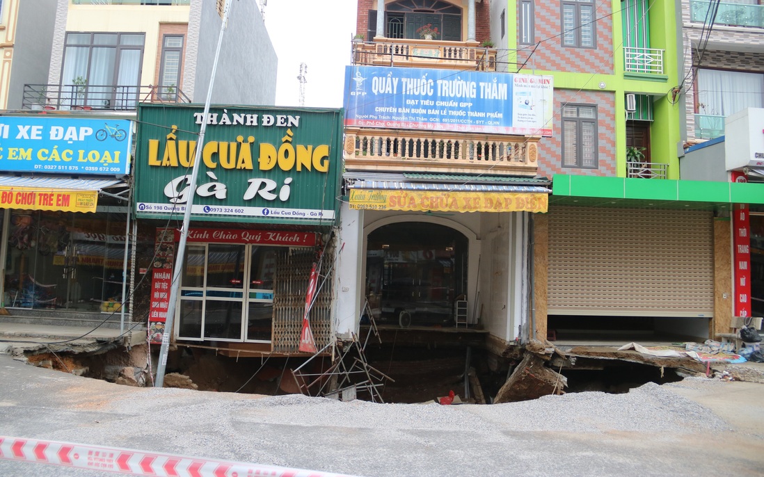 "Hố tử thần" hơn 100m2 "nuốt chửng" nhà dân ở Hà Nội đang được san lấp 